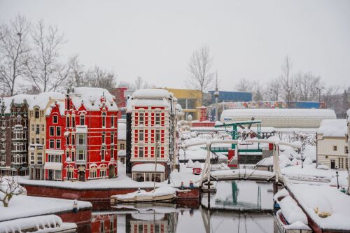 Das MINILAND im Schneekleid oder spaßige Fahrattraktionen in winterlicher Umgebung erleben und Pirouetten auf der Eisfläche der Bootsrundfahrt drehen. Das ist im LEGOLAND Deutschland ab 24. November 2023 möglich.