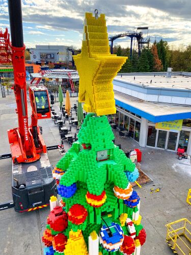 Der besondere Weihnachtsbaum zum WinterWonder LEGOLAND besteht aus 365.000 LEGO DUPLO Steinen, ist 5 Tonnen schwer und hat eine Höhe von 10 Metern
