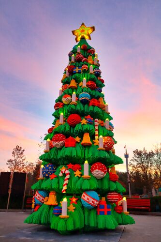 Der besondere Weihnachtsbaum zum WinterWonder LEGOLAND besteht aus 365.000 LEGO DUPLO Steinen, ist 5 Tonnen schwer und hat eine Höhe von 10 Metern