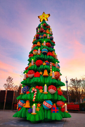 Im LEGOLAND Deutschland können die Gäste schon beim Betreten des Parks den 10 Meter hohen LEGO DUPLO Weihnachtsbaum bestaunen.