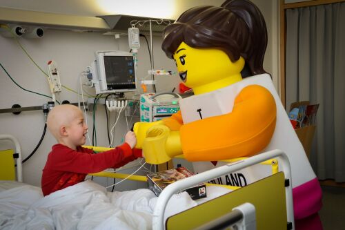 Kinder, die ihre Zimmer nicht verlassen konnten, hat das LEGOLAND Girl einen persönlichen Besuch abgestattet und mit schönen LEGO Überraschungen und Erinnerungsfotos ein Strahlen ins Gesicht gezaubert.