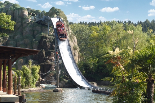 Im LEGOLAND Deutschland sorgen Wasserattraktionen wie z.B. die Wildwasserbahn Dschungel X-pedition, der Wellenreiter oder der neue Wasserspielplatz "Piraten Wasserspaß" im LAND DER PIRATEN für erfrischende Abkühlung an heißen Sommertagen.