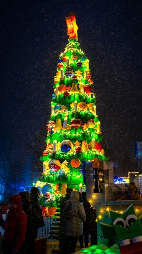 "Lighting the Tree" heißt die Zeremonie bei der täglich um 16:30 Uhr der große LEGO Weihnachtsbaum feierlich illuminiert wird.