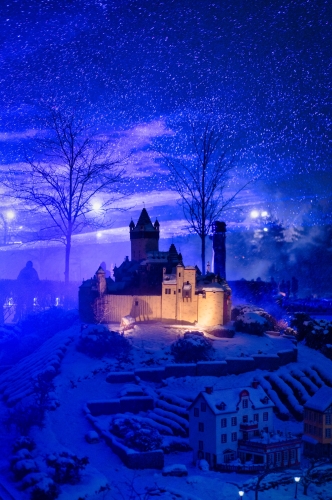 Die Lasershow um 18:00 und 19:30 Uhr über dem Miniland im LEGOLAND Deutschland erzeugt atemberaubende und einzigartige Effekte. 