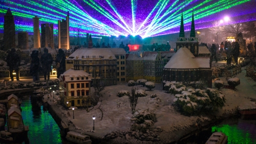 Die Lasershow um 18:00 und 19:30 Uhr über dem Miniland im LEGOLAND Deutschland erzeugt atemberaubende und einzigartige Effekte. 