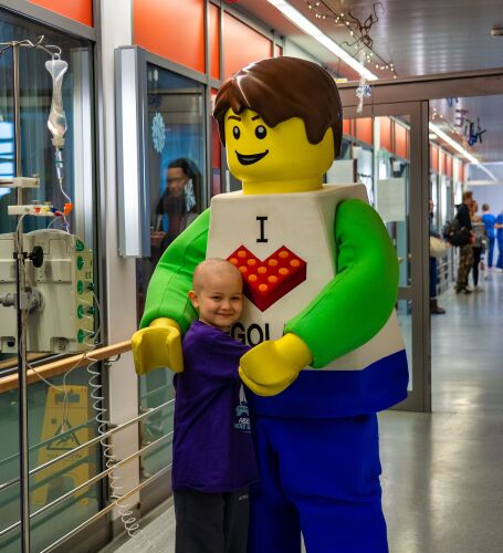 Der Besuch des überlebensgroßen LEGOLAND Boy im Kinderklinikum in Ulm bringt Abwechslung in den Klinikalltag und sorgt bei den kleinen Patienten für strahlende Augen.