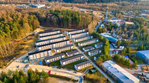 Mit der Erweiterung der Mitarbeiterunterkünfte reagiert das LEGOLAND Deutschland Resort auf den wachsenden Bedarf an Wohnraum für seine rund 2.000 Mitarbeiter in der Hochsaison aus über 60 Nationen und setzt einen wichtigen Meilenstein für die Zukunft des Resorts.