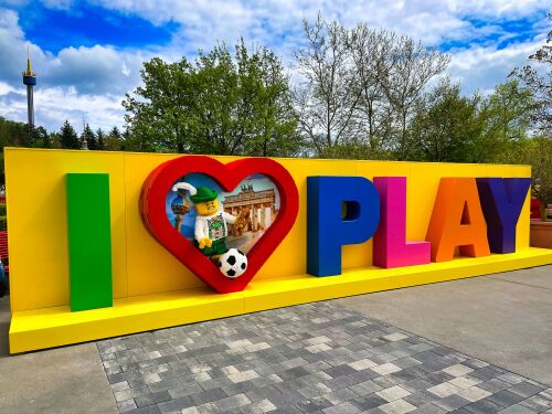 Im LEGOLAND Deutschland Resort wurde ein gigantisches LEGO Herz enthüllt, das die Liebe zum Spiel symbolisiert und gleichzeitig den Auftakt für das LEGO Festival bildet, das vom 3. Mai bis 22. Juni stattfinden wird.