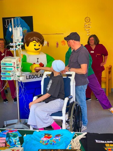 Peppa Wutz und LEGOLAND® Boy, die beliebten Maskottchen aus dem LEGOLAND® Deutschland Resort, verwandelten chwäbische Kinderkrebszentrum der Uniklinik Augsburg in einen Ort voller Lebensfreude.