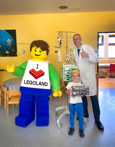Zur Visite kam der LEGOLAND® Boy mit fröhlicher Musik und herzlichen Umarmungen.