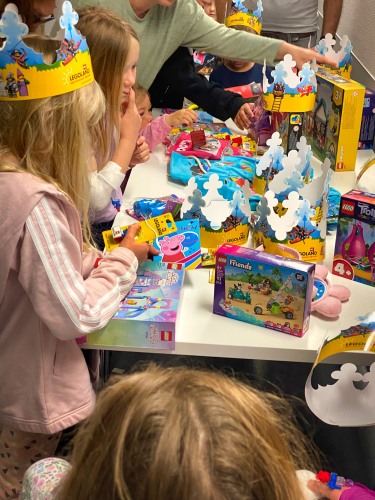 Mit LEGO® Sets und einer mobilen Musikbox im Gepäck sorgte LEGOLAND Boy bei den Kindern und Jugendlichen in der Onkologie und Kinderchirurgie für fröhliche Abwechslung.