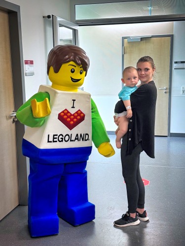 Zur Visite kam der LEGOLAND® Boy mit fröhlicher Musik und herzlichen Umarmungen.