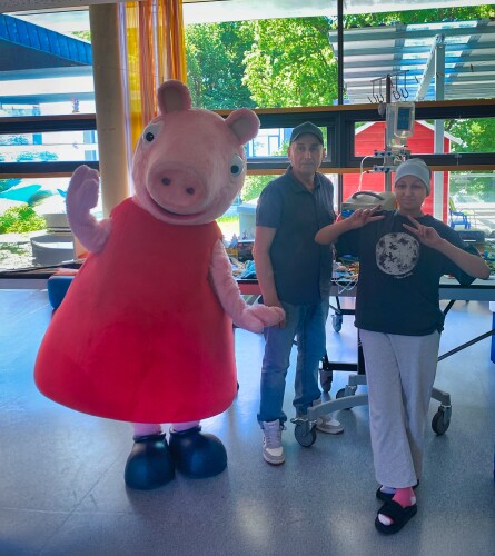 Peppa Pig schaute bei den jüngsten Patienten auf der pädiatrischen Station vorbei, um ausgelassen zu tanzen und den Kleinsten besondere Momente voller Lachen und Freude zu schenken. 