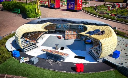 Für die Modernisierung der Allianz Arena im MINILAND des LEGOLAND Deutschland Resorts wurden die Tribünen entfernt, renoviert und mit über 30.000 neuen LEGO Minifiguren bestückt - gestaltet von LEGOLAND Gästen, Mitarbeitenden und Kinder des FC Bayern KIDS CLUB.