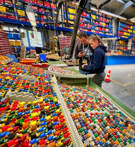 Die Allianz Arena im MINILAND des LEGOLAND® Deutschland Resorts feiert 20-jähriges Jubiläum und wurde aus diesem Anlass von den LEGOLAND Designern in rund fünfmonatiger Arbeit aufwendig modernisiert.