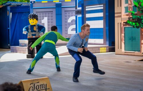 In der neuen LEGO City Sommershow erleben die LEGOLAND Gäste, wie Polizei-Leutnant Duke DeTain und sein Team mit rasanter Action und atemberaubenden Stunts versuchen, die Bösewichte aufzuhalten.