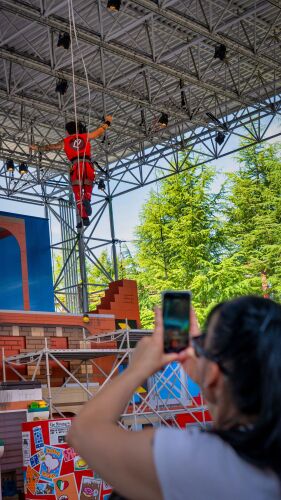 Ausnahme-Künstler wie z.B. Slackline-Weltrekordhalter Sascha Grill oder der TV-bekannte Hochseilartist David Marco-Pintado machen die neue LEGO City Sommershow im LEGOLAND zu einem einmaligen Erlebnis für Groß und Klein.