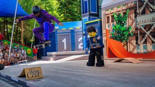 In der neuen LEGO City Sommershow im LEGOLAND Deutschland Resort liefern sich Polizei-Leutnant Duke DeTain und sein Team atemberaubende Action-Szenen bei wilden Verfolgungsjagden mit beeindruckenden Skateboard-Tricks.