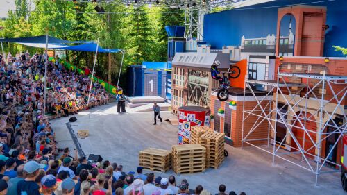 Ein hochkarätiger, internationaler Cast aus atemberaubenden Trial-Bikern, preisgekrönten Slackline-Artisten und erfahrenen Stunt-Skateboardern garantieren bei der neuen LEGO City Sommershow im LEGOLAND Deutschland Resort spektakuläre Momente voller Adrenalin