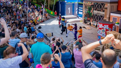 In der neuen LEGO City Sommershow erleben die LEGOLAND Gäste, wie Polizei-Leutnant Duke DeTain und sein Team mit rasanter Action und atemberaubenden Stunts versuchen, die Bösewichte aufzuhalten.