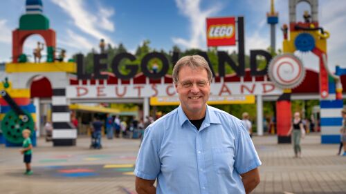 Martin Neumeister ist neuer zweiter Geschäftsführer im LEGOLAND Deutschland Resort und verstärkt als erfahrener Finanzexperte das Team rund um Geschäftsführerin Manuela Stone.