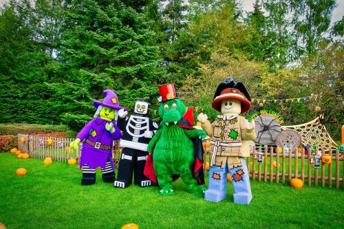 Das LEGOLAND verwandelt sich vom 3. Oktober bis 9. November in eine farbenfrohe Halloween-Welt voller familienfreundlicher Grusel-Highlights mit fröhlichen Gespenstern, LEGO Vogelscheuche und freundlichen Hexen.