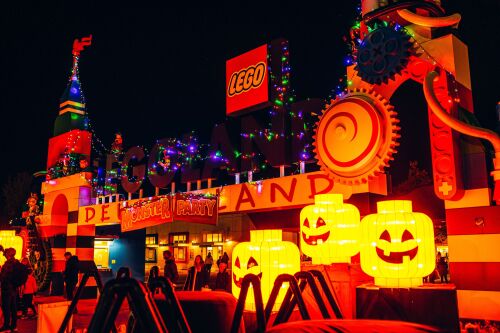 Vom 3. Oktober bis 9. November verwandelt sich das LEGOLAND in eine farbenfrohe Halloween-Welt voller familienfreundlicher Grusel-Highlights und langen Öffnungszeiten an den Halloween-Samstagen bis 20 Uhr.