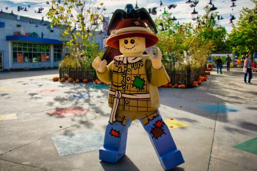 Besonders mutige Nachwuchs-Monster können sich im MINILAND im LEGOLAND Deutschland Resort einzigartige Familienfotos mit der frechen LEGO Vogelscheuche holen.