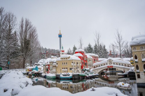 Wenn es schneit, wird das Miniland im LEGOLAND® Deutschland zu einer einzigartigen Winterwelt. (c) LEGOLAND Deutschland