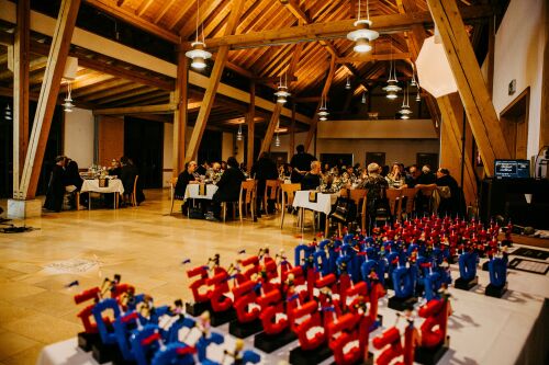 Im festlichen Rahmen der diesjährigen Golden VIP Night wurden langjährige saisonale und festangestellte Mitarbeiterinnen und Mitarbeiter des LEGOLAND Deutschland Resorts ausgezeichnet. 