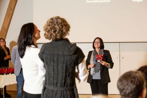 Bei der Golden VIP Night 2025 erhielten langjährige Mitarbeitende des LEGOLAND Deutschland Resorts aus den Händen von Geschäftsführerin Manuela Stone eine aus LEGO Steinen gebaute Jahreszahl ihrer Jubiläumsjahre sowie eine Urkunde. 