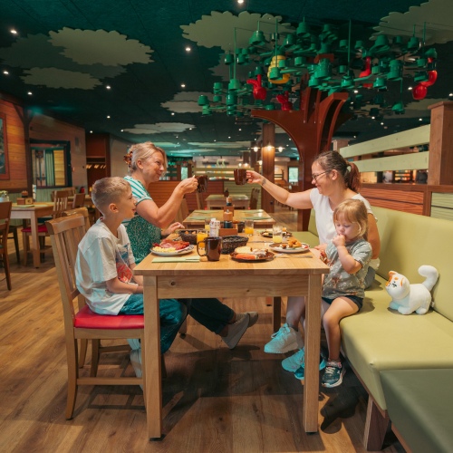 Beim Langschläfer-Frühstück darf die wichtigste Mahlzeit des Tages gern bis zum Mittag warten. Von 8:30 bis 13:00 Uhr erwartet die Gäste jeden Samstag ein reichhaltiges Frühstücksbuffet im Familienrestaurant „Hungriger Bär“ im LEGOLAND® Feriendorf bei Günzburg.