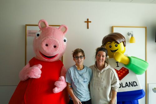 Der Besuch von Peppa Wutz und LEGOLAND Boy war eine willkommene Abwechslung vom Klinikalltag für die Patienten und ihre Eltern.