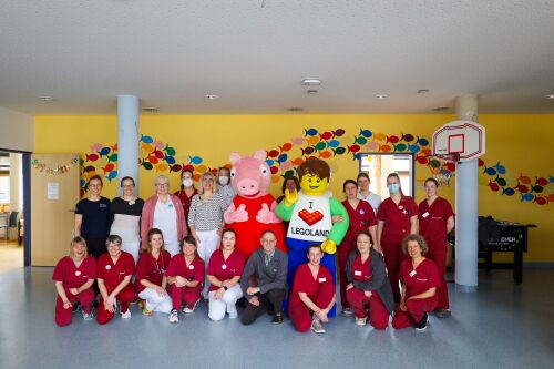 Das Personal vom Schwäbischen Kinderkrebszentrum freute sich über den Besuch von Peppa Wutz und LEGOLAND Boy zum Internationalen Kinderkrebstag am 15. Februar.