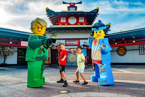 Vom 28. März bis 12. April 2026 wird das LEGOLAND® Deutschland Resort ein riesiges Ninja Trainingscamp. Zum 15. Geburtstag von LEGO NINJAGO dreht sich im Park alles um die Ninja Helden. 