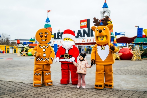 WinterWonder LEGOLAND®  mit Tausenden Lichtern, festlich geschmückten LEGO Modellen, einem zehn Meter hohen LEGO DUPLO® Weihnachtsbaum, Shows und täglicher Winterparade.