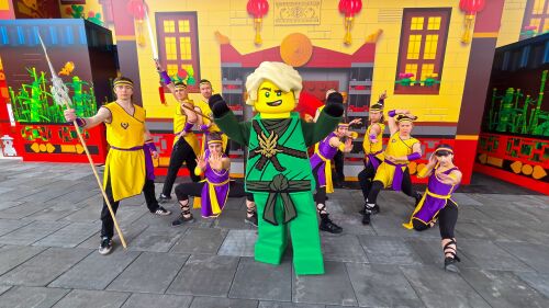 Das LEGOLAND Deutschland Resort feiert vom 28. März bis 12. April das 15-jährige Jubiläum von LEGO NINJAGO mit großem Ninja-Trainingscamp sowie der akrobatischen und rhythmischen Show Lloyd’s „Elemental Challenge“ auf der LEGO Arena Bühne.