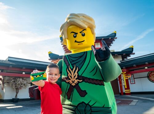 Beim 15-jährigen LEGO NINJAGO Jubiläum vom 28. März bis 12. April können sich die Besucher des LEGOLAND Deutschlands auf Meet & Greets mit den Ninja Helden freuen und ihnen stolz ihre 15 Jahre NINJAGO Jubiläumsmünze präsentieren, nachem sie alle Aufgaben des "Pfad der Ninjas" gemeistert haben. 