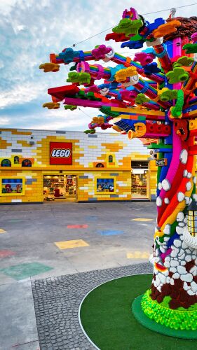 Vor dem modernisierten LEGO City Shop wartet eine neue Lieblings-Fotolocation: der „Tree of Creativity“, ein 4,8 Meter hoher, fantasievoll gestalteter LEGO Baum mit typisch deutschen, bayerischen und LEGOLAND Szenen.