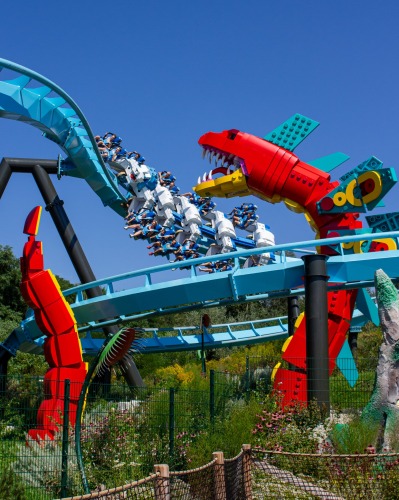 Das LEGOLAND Deutschland startet am 28. März mit einer Mischung aus Spiel, Training, Action und Attraktionen, wie dem einzigartigen Wingcoaster Maximus, in eine neue Saison voller Familienabenteuer.
