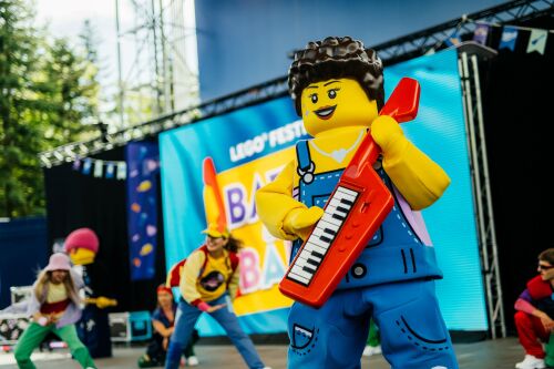 Das ultimative Fest des Spielens kehrt 2026 für die zweite Runde in die LEGOLAND® Resorts zurück. Vom 20. Juli bis 30. August lädt das LEGO® Festival Familien ein, in ein Festivalerlebnis einzutauchen, das Kinder und ihre Kreativität sowie die pure Freude am gemeinsamen Spielen in den Mittelpunkt stellt.