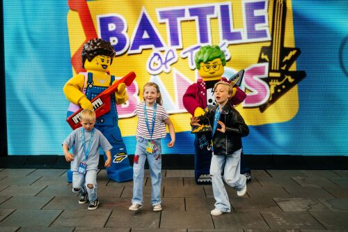 In der Music Zone bei der "Battle of the Bands"-Show treten Rockstars und Popstars gegeneinander an.