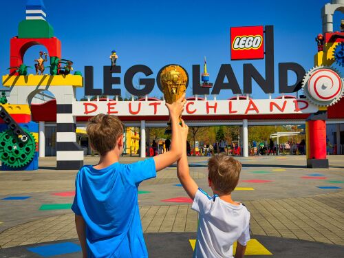 Im LEGOLAND Deutschland Resort findet vom 11. Juni bis 19. Juli die FIFA World Cup 2026 Experience statt, bei der sich Familien über fußballthematisierte Highlights freuen, ihre Kreativität entfachen und selbst Teil der Fußball-Action werden können.