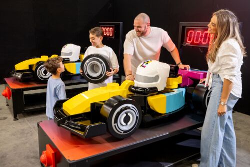 Beim LEGO Festival im LEGOLAND Deutschland Resort erleben Familien vom 20. Juli bis 30. August in der Thrill Zone mit LEGO F1 die Atmosphäre eines Renntags, wechseln Reifen gegen die Uhr, bauen eigene LEGO Rennwagen und lassen sich von der Show "Boxengasse Showtime" mitreißen.