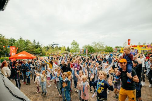 Das LEGO Festival im LEGOLAND ist die ultimative Feier des Spielens und dafür gemacht, dass Kinder die Führung übernehmen. Es soll Kreativität entfachen, die Fantasie beflügeln und Familien durch interaktive Erlebnisse zusammenbringen.