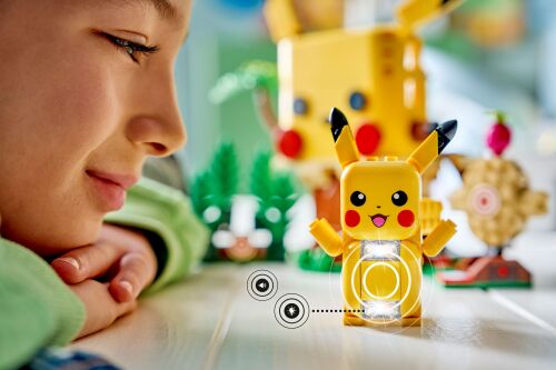 Familien, die beim Festival im LEGOLAND® Deutschland Resort dabei sind, gehören zu den ersten weltweit, die das LEGO Pokémon™ SMART Play™ System in Aktion erleben.