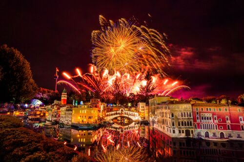 Während des LEGO® Festivals gibt es drei Lange Sommernächte mit Parade, Live-entertainment und Feuerwerk. 