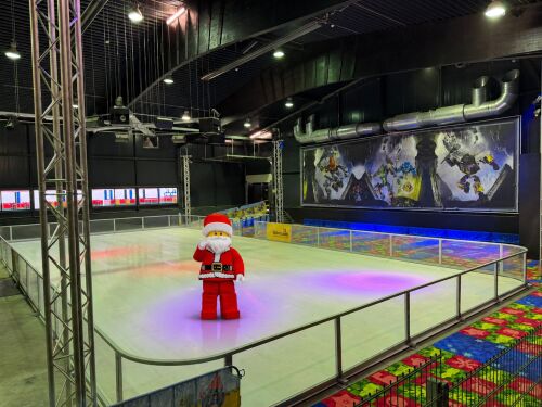 Auch der LEGO® Weihnachtsman schaut vor dem Start ebenfalls vorbei und inspiziert die Eisfläche.