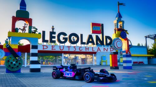 Im LEGOLAND® Deutschland wurde ein spektakulärer, aus über 400.000 LEGO® Steinen erbauter, lebensgroßer F1® Rennwagen des BWT Alpine F1® Teams enthüllt.
