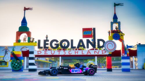 Das nahezu maßstabsgetreue Großmodell des F1® Rennwagens, das noch bis zum 30. August im LEGOLAND® Deutschland aus nächster Nähe bestaunt werden kann, besteht aus fast 400.000 LEGO® Steinen und wiegt rund 1,5 Tonnen.